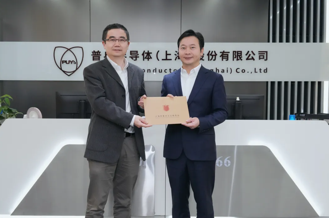 浦东新区领导莅临尊龙·(中国)股份调研指导(图1)